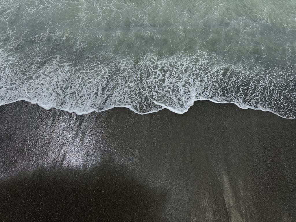 Het zwarte strand bij Napier